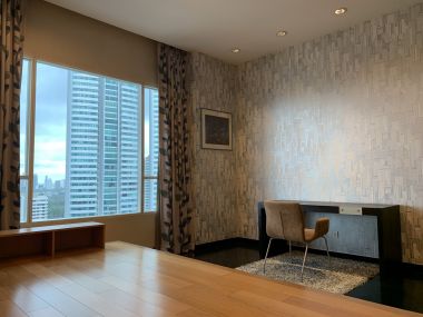 For sale at Wilshire Sukhumvit 22  4 Bedroom , 3 Bathroom + maid room + 2 parking 55,000,000 Baht Transfer fee50/50 Fully furnished