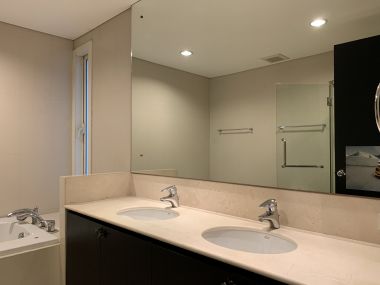 For sale at Wilshire Sukhumvit 22  4 Bedroom , 3 Bathroom + maid room + 2 parking 55,000,000 Baht Transfer fee50/50 Fully furnished