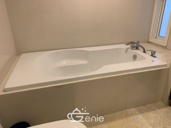 For sale at Wilshire Sukhumvit 22 4 Bedroom , 3 Bathroom + maid room + 2 parking 55,000,000 Baht Transfer fee50/50 Fully furnished