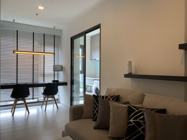 Well-designed one bedroom for rent with nice garden view at Rhythm Sukhumvit 36/38 (BTS Thonglor) by owner.
