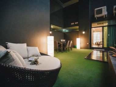 rent/sale at The Capital Ekkamai - Thonglor 3 Bedroom (Simplex) 3 Bathroom Fully furnished (can negotiate)