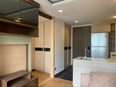 For sale/rent at Via Botani 6,960,000 Bath 1 Bedroom 1 Bathroom 35 sqm. 3th Floor pric 20,000THB/month Fully furnished