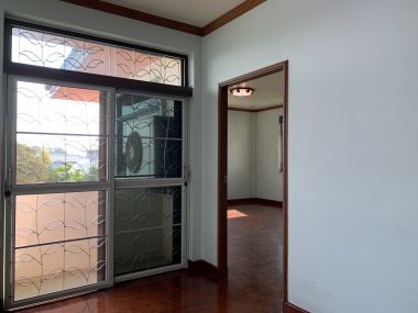 ขาย! บ้านเดี่ยวใจกลางเมือง 3 ชั้น 6 ห้องนอน 6 ห้องน้ำ 1 ห้องแม่บ้าน จอดรถ 3 คัน ขนาด 111 ตรว.  พื้นที่ใช้สอย 500 ตรม. เพียง 16,500,000 บาท