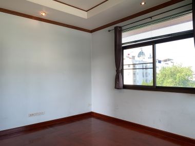 ขาย! บ้านเดี่ยวใจกลางเมือง 3 ชั้น 6 ห้องนอน 6 ห้องน้ำ 1 ห้องแม่บ้าน จอดรถ 3 คัน ขนาด 111 ตรว.  พื้นที่ใช้สอย 500 ตรม. เพียง 16,500,000 บาท