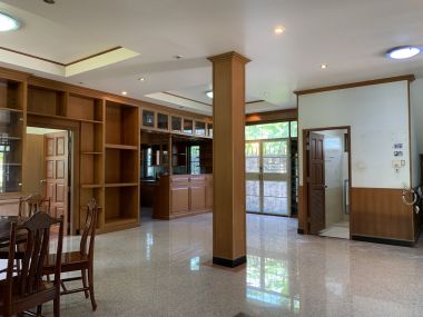 ขาย! บ้านเดี่ยวใจกลางเมือง 3 ชั้น 6 ห้องนอน 6 ห้องน้ำ 1 ห้องแม่บ้าน จอดรถ 3 คัน ขนาด 111 ตรว.  พื้นที่ใช้สอย 500 ตรม. เพียง 16,500,000 บาท