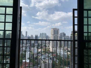 ** HOT ** Noble Remix ให้เช่า ในราคาเพียง 65,000บาท/เดือน 3 ห้องนอน 102.65ตรม. ชั้นสูง++ วิวสวย ห้องใหญ่อยู่สบาย คอนโดเสย BTS ทองหล่อ เฟอร์นิเจอร์ครบพร้อมเข้าอยู่