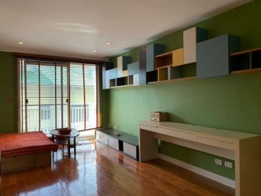 Sell/rent!! Plus 38 Hip, price 4,900,000 baht, rent for only 22,000 baht/month Large room, comfortable, size 50 sq m., near BTS Thonglor, fully furnished, ready to move in.