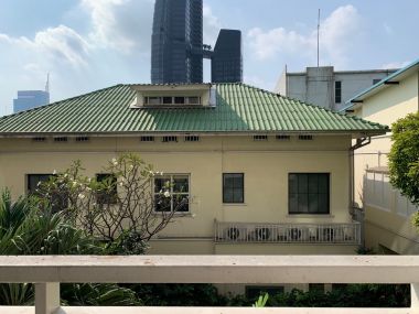 Sell/rent!! Plus 38 Hip, price 4,900,000 baht, rent for only 22,000 baht/month Large room, comfortable, size 50 sq m., near BTS Thonglor, fully furnished, ready to move in.