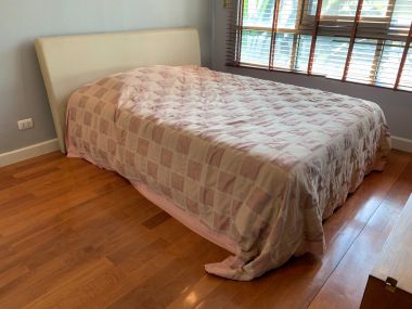 Sell/rent!! Plus 38 Hip, price 4,900,000 baht, rent for only 22,000 baht/month Large room, comfortable, size 50 sq m., near BTS Thonglor, fully furnished, ready to move in.