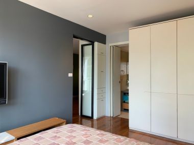 Sell/rent!! Plus 38 Hip, price 4,900,000 baht, rent for only 22,000 baht/month Large room, comfortable, size 50 sq m., near BTS Thonglor, fully furnished, ready to move in.