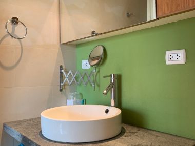 Sell/rent!! Plus 38 Hip, price 4,900,000 baht, rent for only 22,000 baht/month Large room, comfortable, size 50 sq m., near BTS Thonglor, fully furnished, ready to move in.