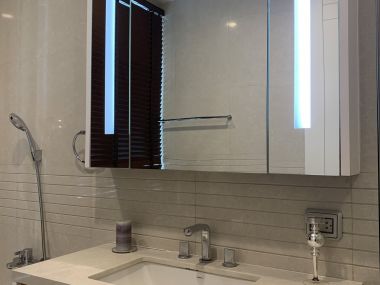 Rent/Sale! at Q Langsuan 29,500,000 transfer 50/50  2 Bedroom 2  Bathroom 81 Sqm. 85,000THB/Month Fully furnished