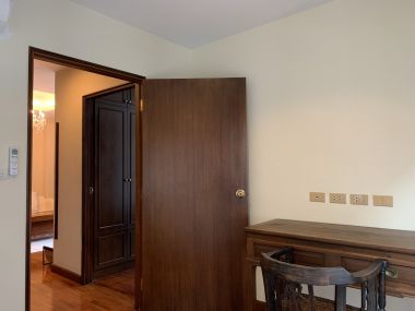 ปล่อยเช่า Baan Na Varang ในราคาเช่าเพียง 55,000บาท/เดือน 2 ห้องนอน 2 ห้องน้ำ 116 ตรม. ใกล้ BTS ชิดลม เฟอร์นิเจอร์ครบพร้อมเข้าอยู่