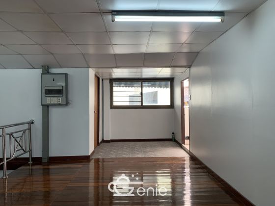 For sale / For rent 5-storey office building in Sukhumvit 24 area, good location next to Starbucks, selling only 20,000,000 baht / floor, including all expenses / and renting out the whole building for only 150,000 baht / month. code.2977