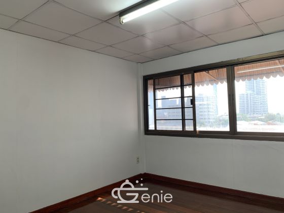 For sale / For rent 5-storey office building in Sukhumvit 24 area, good location next to Starbucks, selling only 20,000,000 baht / floor, including all expenses / and renting out the whole building for only 150,000 baht / month. code.2977