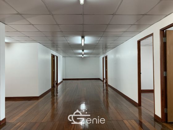 For sale / For rent 5-storey office building in Sukhumvit 24 area, good location next to Starbucks, selling only 20,000,000 baht / floor, including all expenses / and renting out the whole building for only 150,000 baht / month. code.2977