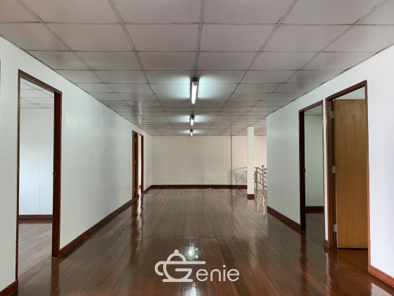 For sale / For rent 5-storey office building in Sukhumvit 24 area, good location next to Starbucks, selling only 20,000,000 baht / floor, including all expenses / and renting out the whole building for only 150,000 baht / month. code.2977