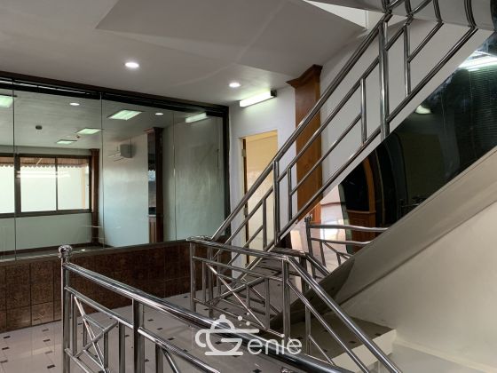 For sale / For rent 5-storey office building in Sukhumvit 24 area, good location next to Starbucks, selling only 20,000,000 baht / floor, including all expenses / and renting out the whole building for only 150,000 baht / month. code.2977