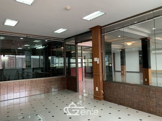 For sale / For rent 5-storey office building in Sukhumvit 24 area, good location next to Starbucks, selling only 20,000,000 baht / floor, including all expenses / and renting out the whole building for only 150,000 baht / month. code.2977