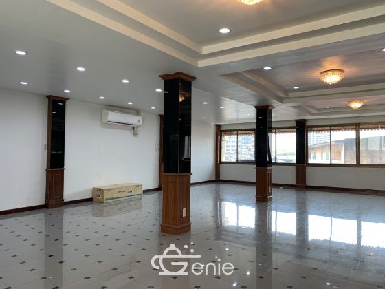 For sale / For rent 5-storey office building in Sukhumvit 24 area, good location next to Starbucks, selling only 20,000,000 baht / floor, including all expenses / and renting out the whole building for only 150,000 baht / month. code.2977