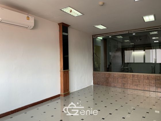 For sale / For rent 5-storey office building in Sukhumvit 24 area, good location next to Starbucks, selling only 20,000,000 baht / floor, including all expenses / and renting out the whole building for only 150,000 baht / month. code.2977