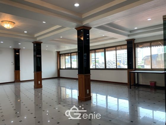 For sale / For rent 5-storey office building in Sukhumvit 24 area, good location next to Starbucks, selling only 20,000,000 baht / floor, including all expenses / and renting out the whole building for only 150,000 baht / month. code.2977