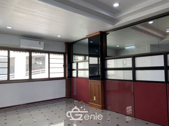 For sale / For rent 5-storey office building in Sukhumvit 24 area, good location next to Starbucks, selling only 20,000,000 baht / floor, including all expenses / and renting out the whole building for only 150,000 baht / month. code.2977