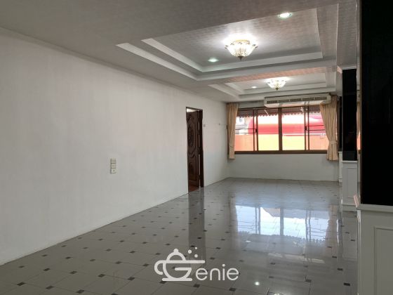 For sale / For rent 5-storey office building in Sukhumvit 24 area, good location next to Starbucks, selling only 20,000,000 baht / floor, including all expenses / and renting out the whole building for only 150,000 baht / month. code.2977