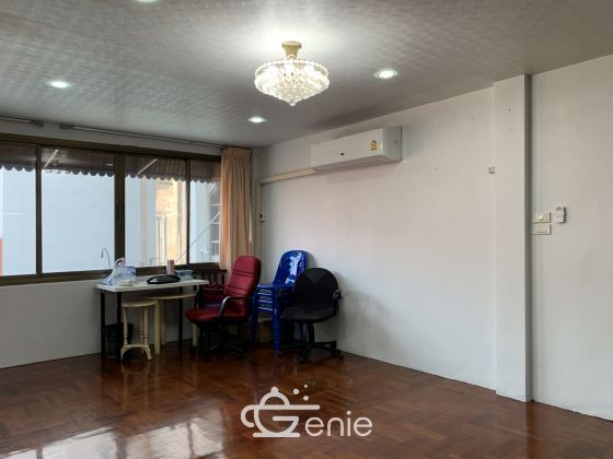 For sale / For rent 5-storey office building in Sukhumvit 24 area, good location next to Starbucks, selling only 20,000,000 baht / floor, including all expenses / and renting out the whole building for only 150,000 baht / month. code.2977