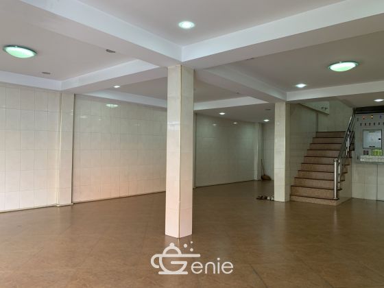 For sale / For rent 5-storey office building in Sukhumvit 24 area, good location next to Starbucks, selling only 20,000,000 baht / floor, including all expenses / and renting out the whole building for only 150,000 baht / month. code.2977