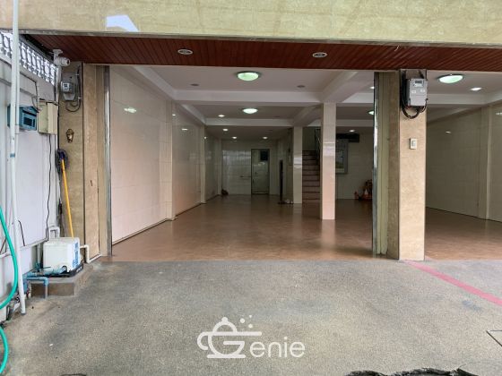 For sale / For rent 5-storey office building in Sukhumvit 24 area, good location next to Starbucks, selling only 20,000,000 baht / floor, including all expenses / and renting out the whole building for only 150,000 baht / month. code.2977