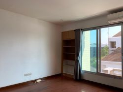 For Rent ! Navin Court 40,000baht/month 2 Bedroom 2 Bathroom Size 93 sq.m. Near BTS Phloen Chit Code 2993