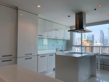 ปล่อยเช่า !  Urbana Langsuan  80,000 บาท/เดือน 3 ห้องนอน 3 ห้องน้ำ ขนาด 170 ตร.ม. ใกล้ BTS ชิดลม รหัส 3027