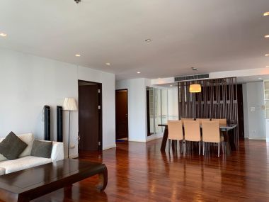 ปล่อยเช่า !  Urbana Langsuan  80,000 บาท/เดือน 3 ห้องนอน 3 ห้องน้ำ ขนาด 170 ตร.ม. ใกล้ BTS ชิดลม รหัส 3027