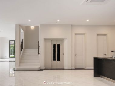 Hot Deal! CINQ ROYAL Krungthep Kreetha, Super Luxury single house, size 120 sq wa. 705 sq m., price only 72,000,000, half transfer fee