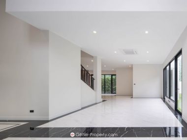 Hot Deal! CINQ ROYAL Krungthep Kreetha, Super Luxury single house, size 120 sq wa. 705 sq m., price only 72,000,000, half transfer fee