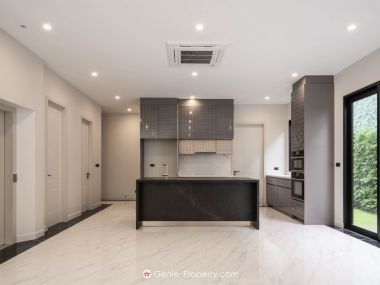 Hot Deal! CINQ ROYAL Krungthep Kreetha, Super Luxury single house, size 120 sq wa. 705 sq m., price only 72,000,000, half transfer fee