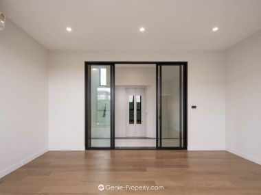 Hot Deal! CINQ ROYAL Krungthep Kreetha, Super Luxury single house, size 120 sq wa. 705 sq m., price only 72,000,000, half transfer fee