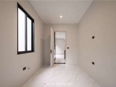 Hot Deal! CINQ ROYAL Krungthep Kreetha, Super Luxury single house, size 120 sq wa. 705 sq m., price only 72,000,000, half transfer fee