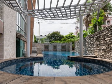 #Huai Wang || ✨Large 37.23 sq.m. unit || 🚝 500m to Airport Link Ramkhamhaeng || 🛍️ 5 minutes to Central Rama 9 || Installment payments only 6,xxx baht || 🛵 Motorcycle taxi stand in front of the alley || 😋 Surrounded by shops and restaurants Code 3319