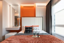 Newly decorated condo 35 sq m. | Installments only 7,xxx baht | 600 m. BTS Chaengwattana-Pak Kret 28 | Central Chaengwattana Department Store 600 m. | World Medical Hospital 700 m. The colors of the Hermès brand! Code 3354