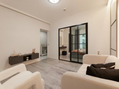 #HuaiWang || 🚝 200 m. to BTS Wongwian Yai || 🛍️ 5 min. to ICONSIAM || Installments from just 7,xxx baht || 🛵 Motorcycle taxi stand in front of the alley || 🛒 Fully equipped with a minimart, shops, and delicious restaurants. Code 3525