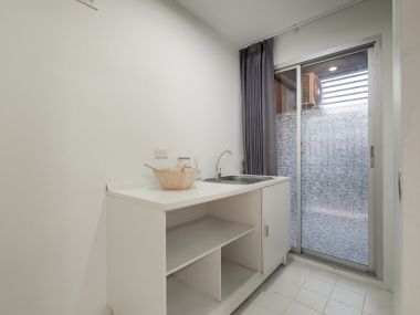 #HuaiWang || 🚝 200 m. to BTS Wongwian Yai || 🛍️ 5 min. to ICONSIAM || Installments from just 7,xxx baht || 🛵 Motorcycle taxi stand in front of the alley || 🛒 Fully equipped with a minimart, shops, and delicious restaurants. Code 3525