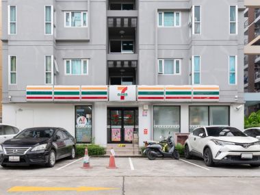 #Sukhumvit || ✨2 bedrooms, 60 sq.m. ||🚝 3 minutes to Punnawithi BTS || Installment payments only 9,xxx baht ||🛍️ 5 minutes to Seacon Square || 😊 Convenience store available || 🛵 Motorcycle taxi stand in front of the alley || Code 3543