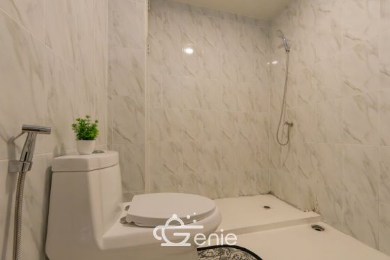 Spacious 57 sq.m. condo✨ || 6 minutes to The Mall Ramkhamhaeng || Installments only 6,xxx baht || 🛍 5 minutes to MRT Hua Mak || 😋 Abundant shops and restaurants || Code 3550