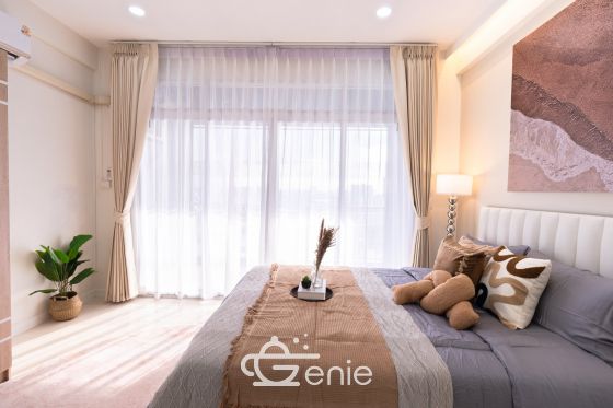 #Ramkhamhaeng #HuaMak || Large room, price under 2 million baht || 🚈 Near MRT Lam Sali Intersection || 💵 Installments as low as 6,xxx baht!! || 🎓 5 minutes to Ramkhamhaeng University || 🛍️ Fully furnished, ready to move in. Owner selling directly, only one unit available. Interested? Message me quickly! 😊 Condo Fak Khao Pode (Ramkhamhaeng 40) Project 📍 https://share.google/Slc7muQM35punc9tN This room is decorated in a Modern Japanese style, perfectly blending simplicity with warmth. It uses earth tones, wooden furniture, and warm white lighting. It helps create a calm and relaxing atmosphere, giving you the feeling of being on vacation every time you come home. . ✅ Room Details • Spacious 38 square meters of living space 🤯 • 1 Bedroom • 1 Bathroom • Separate open kitchen • 18th floor, Building 3 • Fully furnished, ready to move in. . >>> Price only 1.79 million baht <<< . 🔸Amenities🔸 💪🏻Fitness Center 🔒 Key Card access system, 24-hour CCTV 👮🏻♂️ CCTV & 24-hour security guard 🚘 Parking . 🔸Nearby Landmarks🔸 Transportation • MRT Yellow Line, Lam Sali Intersection Station • MRT Sri Kreetha Station • Airport Rail Link Hua Mak Shopping Centers • The Mall Lifestore Bangkapi • Makro Bangkapi • Lotus's Bangkapi Educational Institutions • Ramkhamhaeng University • Assumption University Hua Mak Campus • National Institute of Development Administration (NIDA) Medical Center • Ramkhamhaeng Hospital • Samitivej Srinakarin Hospital • Vejthani Hospital . Interested in loan application consultation, press 1️⃣ Interested in scheduling a viewing, press 2️⃣ Inquire about booking, press 3️⃣ Interested? Message us in Inbox! Or Line: @genie-property.com ## Hotline 📱 082-549-6669, 095-495-5463, 093-232-9888 ## #secondhandcondo #newlyrenovatedcondo #genieproperty #secondhandcondo #condonearbts #condo #renovated #affordablecondo #condonearbts #fullyfurnishedcondo #affordableinstallments #cheaperthanrent #OwnerSelling #Ramkhamhaeng #HuaMak #RamkhamhaengUniversity #CornHouseCondo #MRT #TheMallBangkapi #RamkhamhaengHospital #RamkhamhaengCondo #UsedCondoForSale