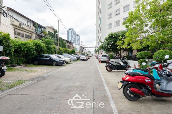 #Ramkhamhaeng #HuaMak || Large room, price under 2 million baht || 🚈 Near MRT Lam Sali Intersection || 💵 Installments as low as 6,xxx baht!! || 🎓 5 minutes to Ramkhamhaeng University || 🛍️ Fully furnished, ready to move in. Owner selling directly, only one unit available. Interested? Message me quickly! 😊 Condo Fak Khao Pode (Ramkhamhaeng 40) Project 📍 https://share.google/Slc7muQM35punc9tN This room is decorated in a Modern Japanese style, perfectly blending simplicity with warmth. It uses earth tones, wooden furniture, and warm white lighting. It helps create a calm and relaxing atmosphere, giving you the feeling of being on vacation every time you come home. . ✅ Room Details • Spacious 38 square meters of living space 🤯 • 1 Bedroom • 1 Bathroom • Separate open kitchen • 18th floor, Building 3 • Fully furnished, ready to move in. . >>> Price only 1.79 million baht <<< . 🔸Amenities🔸 💪🏻Fitness Center 🔒 Key Card access system, 24-hour CCTV 👮🏻♂️ CCTV & 24-hour security guard 🚘 Parking . 🔸Nearby Landmarks🔸 Transportation • MRT Yellow Line, Lam Sali Intersection Station • MRT Sri Kreetha Station • Airport Rail Link Hua Mak Shopping Centers • The Mall Lifestore Bangkapi • Makro Bangkapi • Lotus's Bangkapi Educational Institutions • Ramkhamhaeng University • Assumption University Hua Mak Campus • National Institute of Development Administration (NIDA) Medical Center • Ramkhamhaeng Hospital • Samitivej Srinakarin Hospital • Vejthani Hospital . Interested in loan application consultation, press 1️⃣ Interested in scheduling a viewing, press 2️⃣ Inquire about booking, press 3️⃣ Interested? Message us in Inbox! Or Line: @genie-property.com ## Hotline 📱 082-549-6669, 095-495-5463, 093-232-9888 ## #secondhandcondo #newlyrenovatedcondo #genieproperty #secondhandcondo #condonearbts #condo #renovated #affordablecondo #condonearbts #fullyfurnishedcondo #affordableinstallments #cheaperthanrent #OwnerSelling #Ramkhamhaeng #HuaMak #RamkhamhaengUniversity #CornHouseCondo #MRT #TheMallBangkapi #RamkhamhaengHospital #RamkhamhaengCondo #UsedCondoForSale