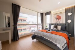 Walking distance to the mall and MRT Srinakarin || ✨Spacious 40 sq.m. room || 💵 Affordable monthly payments of only 7,xxx THB!!! || 🚝 Walking distance to MRT Suan Luang Rama IX Station || 🛍️ 500 m to Seacon Square || Fully furnished and ready to move in.  Owner selling directly. Only one room available. Interested? Message me now! 😊 Elements Srinakarin Project📍 https://share.google/78QLiHEHAcfrMF0B2  This room is decorated in a Modern Luxury style, featuring a striking white and black color scheme with black lines, adding dimension and a luxurious feel. The furniture features a simple yet detailed design, complemented by warm white lighting that creates a cozy and inviting atmosphere, reminiscent of a premium hotel.  ✅ Room Details • Spacious 39.6 square meters of living space 🤯 • 1 Bedroom • 1 Bathroom • Separate open kitchen • 7th Floor, Building B4, Building 3 • Fully furnished; move-in ready!  >>> Price: Only 2.29 Million Baht <<<  🔸Amenities🔸 🌊 Swimming Pool 💪🏻 Fitness Center 📕 Multipurpose Room 🌳 Relaxation Garden 🔒 Key Card Access System, 24-hour CCTV 👮🏻‍♂️ CCTV & 24-hour Security Guard 🚘 Parking  🔸Nearby Landmarks🔸 Transportation • MRT Suan Luang Rama IX Station • MRT Srinakarin 38 Station  Shopping Centers • Seacon Square • Lotus Express • 7-11 • Srinakarin Train Night Market Nearby Amenities: • Makro Srinakarin • Paradise Place • Central Plaza Bangna • Little Walk Bangna • The Bangkok Mall • Mega Bangna Educational Institutions: • Dusit Thani College • Triam Udom Suksa Pattanakarn School • Kasem Bundit University • Montessori International School Bangkok • Stamford University • Assumption University • Wells International School • Berkeley International School Medical Centers: • Thai Nakarin Hospital • Sikarin Hospital • Vibharam Hospital • Samitivej Srinakarin Hospital  Interested in loan application consultation? Press 1️⃣ Interested in viewing a room? Press 2️⃣ Inquiring about booking? Press 3️⃣ Interested? Send a message via Inbox! or Line: @genie-property.com ## Hotline 📱 082-549-6669, 095-495-5463, 093-232-9888 ##  #UsedCondo #NewlyRenovatedCondo #genieproperty #UsedCondoNearMRT #Condo #Renovated #AffordableCondo #CondoNearBTS #FullyFurnishedCondo #LowInstallments #CheaperThanRent #OwnerSelling #Srinakarin #SeaconSquare #SuanLuangRama9 #MRT #SrinakarinCondo #UsedCondoForSale