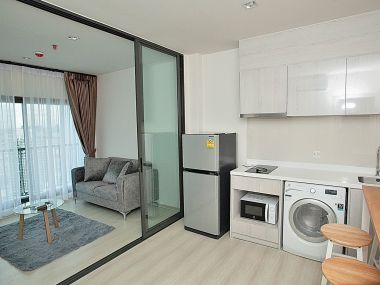 This fully furnished, 1x Bed Plus / 1-bathroom unit for rent at Life Sukhumvit 48, includes a 1x parking space.