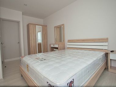 This fully furnished, 1x Bed Plus / 1-bathroom unit for rent at Life Sukhumvit 48, includes a 1x parking space.